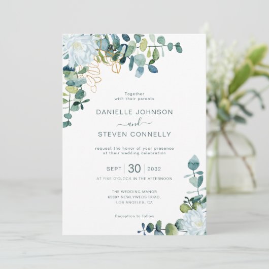 Chic eucalyptus greenery white flowers wedding einladung (Stehend Vorderseite)