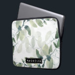 Chic Eucalyptus Monogram Laptopschutzhülle<br><div class="desc">Dieses Aquarell Eukalyptus Gründesign mit Ihrem Namen personalisieren.</div>