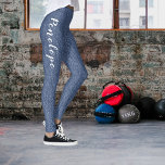 Chic Fake Blue Jeans Script Leggings<br><div class="desc">Schöne Fake blaue Jeans/Denim-Leggings mit weißer Schrift. Vintages Retro-Design. Bitte beachten Sie,  dass dies KEIN echter Denim ist. Denim in diesem Design ist nur ein Kunstwerk. Ideal,  wenn man das Aussehen der Jeans will,  sich aber trotzdem wohl fühlt!</div>