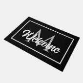 Chic Family Monogram Welcome Mat Schwarz-weiß Grau Fußmatte (Schrägansicht)