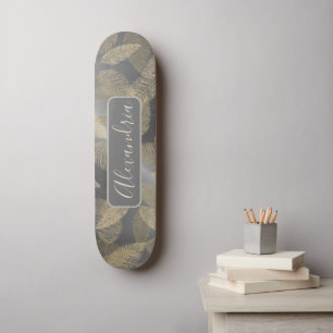 Chic Feathers on Sleek Silver Personalisiert Skate Skateboard