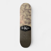 Chic Feathers with Gold Stripes Monogram Skateboard (Vorderseite)