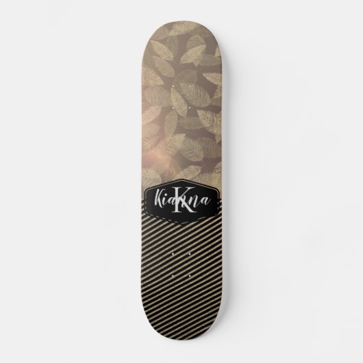 Chic Feathers with Gold Stripes Monogram Skateboard (Vorderseite)