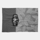 Chic Feathers with Silver Stripes Monogram Geschirrtuch (Horizontal)