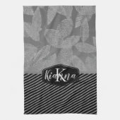 Chic Feathers with Silver Stripes Monogram Geschirrtuch (Vertikal)