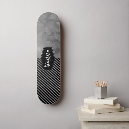 Chic Feathers with Silver Stripes Monogram Skate Skateboard (Wandkunst)