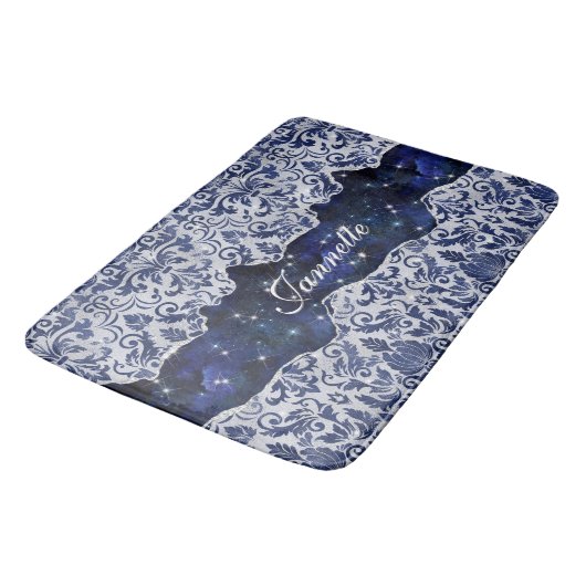 Chic floral glittery Navy Blue Silver Monogram Badematte (Schrägansicht)