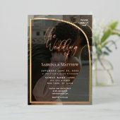 Chic Floral Wreath Wedding Foil Einladung (Stehend vorne)