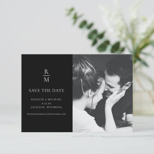 Chic Foto Black Monogram Wedding Save the Date (Stehend Vorderseite)