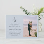 Chic Foto Blue White Monogram Wedding Einladung (Stehend Vorderseite)