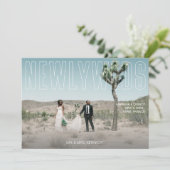 Chic Foto & Newlyweds Typografie Horizontal Einladung (Stehend Vorderseite)