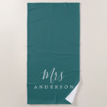 Chic Future Frau Aquamarin Green Monogram Strandtuch<br><div class="desc">Chic aquamarin grünes mit Monogramm Strandtuch mit dem Text Mrs. in weißer eleganter Schrift Kalligrafie. Sie können dieses luxuriöse Badetuch mit Ihrem verheirateten Namen anpassen. Perfekte Geschenkidee für das frisch verheiratete Paar mit dem passenden Mr. Strandtuch oder für das Brautparty. Exklusiv für Sie entworfen von Happy Dolphin Studio. Wenn Sie...</div>