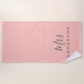 Chic Future Frau Pastel Pink Monogram Strandtuch (Vorderseite)