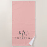 Chic Future Frau Pastel Pink Monogram Strandtuch<br><div class="desc">Chic pastellrosa mit Monogramm Strandtuch mit dem Text Frau in navy blauen elegante Drehkalligrafie. Sie können dieses luxuriöse Badetuch mit Ihrem verheirateten Namen anpassen. Perfektes Geschenk für das neue Paar mit dem passenden Mr. Beach Handtuch oder für das Brautparty. Exklusiv für Sie entworfen von Happy Dolphin Studio. Wenn Sie Hilfe...</div>