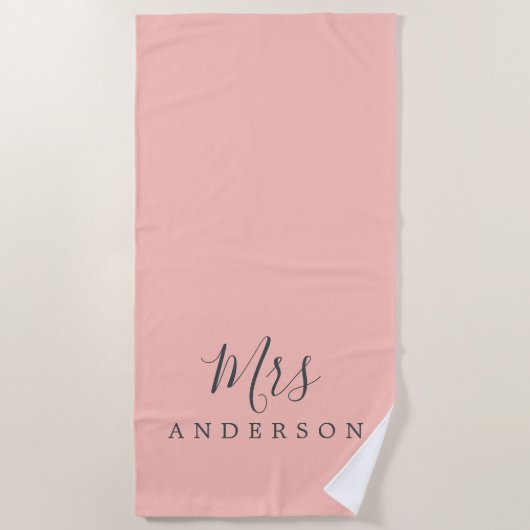 Chic Future Frau Pastel Pink Monogram Strandtuch (Vorderseite)
