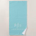 Chic Future Frau Turquoise Monogram Beach Handtuch<br><div class="desc">Chic mit Monogramm Badetuch mit dem Text Frau in weiß elegante Schrift Kalligrafie auf einem türkisfarbenen Hintergrund. Sie können dieses luxuriöse Badetuch mit Ihrem verheirateten Namen anpassen. Perfektes Geschenk für das neue Paar mit dem passenden Mr. Beach Handtuch oder für das Brautparty. Exklusiv für Sie entworfen von Happy Dolphin Studio....</div>