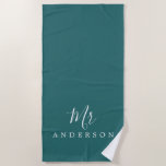 Chic Future Mr. Aquamarin Green Monogram Strandtuch<br><div class="desc">Chic aquamarin grünes mit Monogramm Strandtuch mit dem Text Mr. in weißer, eleganter Schrift Kalligrafie. Sie können dieses luxuriöse Badetuch mit Ihrem verheirateten Namen anpassen. Perfekte Geschenkidee für das frisch verheiratete Paar mit dem passenden Strandtuch oder für das Brautparty. Exklusiv für Sie entworfen von Happy Dolphin Studio. Wenn Sie Hilfe...</div>