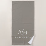 Chic Future Mrs. Gray Monogram Strandtuch<br><div class="desc">Chic graues mit Monogramm Strandtuch mit dem Text Mrs. in weißer eleganter Schrift Kalligrafie. Sie können dieses luxuriöse Badetuch mit Ihrem verheirateten Namen anpassen. Perfekte Geschenkidee für das frisch verheiratete Paar mit dem passenden Mr. Strandtuch oder für das Brautparty. Exklusiv für Sie entworfen von Happy Dolphin Studio. Wenn Sie Hilfe...</div>