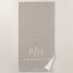 Chic Future Mrs. Gray Monogram Strandtuch<br><div class="desc">Chic graues mit Monogramm Strandtuch mit dem Text Mrs. in weißer eleganter Schrift Kalligrafie. Sie können dieses luxuriöse Badetuch mit Ihrem verheirateten Namen anpassen. Perfekte Geschenkidee für das frisch verheiratete Paar mit dem passenden Mr. Strandtuch oder für das Brautparty. Exklusiv für Sie entworfen von Happy Dolphin Studio. Wenn Sie Hilfe...</div>
