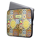 Chic geometrisch mediterrane orangefarbene Fliesen Laptopschutzhülle (Vorderseite Links)