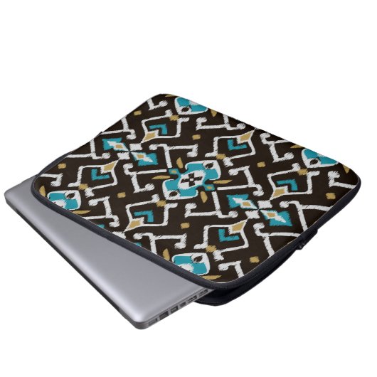Chic geometrisches schwarzes aquamarines ikat laptopschutzhülle (Vorne Knopf)