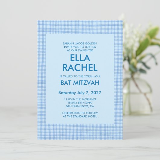 Chic Gingham Modern Custom QR CODE Bat Bar Mitzvah Einladung (Stehend Vorderseite)