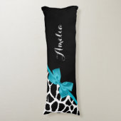 Chic Giraffe Print Aqua Blue Ribbon Bow mit Namen Seitenschläferkissen (Vorderseite Vertikal)