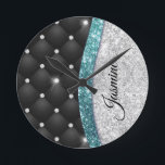 Chic Girl Imitate Silver Glitzer Schwarz aquamarin Runde Wanduhr<br><div class="desc">Dieses trendige, schicke Design der Luxus-Wall-Uhr mit eleganten mädchenhaften Imitate silber aquamarin türkisfarbenen Aqua-Glitzer und Nashörnchen mit schwarzem Tuffstein-Design. Das macht den perfekten 16 Geburtstag, Hochzeit, Brautparty, Jubiläum, Babydusche oder Junggeselinnen-Abschied Geschenk für jemanden, der Lieben glamourösen Luxus und schicke Stile. Zeigen Sie Ihren persönlichen Stil ab und erweitern Sie Ihre...</div>