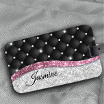 Chic Girl Imitate Silver Glitzer Schwarz Pink Mono Gepäckanhänger<br><div class="desc">Hübsche schicke und elegante mädchenhafte Imitate silberner Glitzer und Nashörner, die mit schwarzem Tuffstein-Design für den Trend-versierten und kunstliebenden angesagten Trendsetter. Dieses stilvolle Design wäre ideal für Mädchen, die funkelnd Designs lieben. Zeigen Sie Ihren persönlichen Stil, sehen Sie modern, trendig und fühlen Sie sich stilvoll mit einem einzigartigen Design auf...</div>