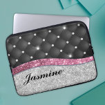 Chic Girl Imitate Silver Glitzer Schwarz Pink Mono Laptopschutzhülle<br><div class="desc">Hübsche schicke und elegante mädchenhafte Imitate silber Glitzer und Nashörner Klingeln, um eine besondere stilvolle Notebook-Ärmel zu schaffen. Schönes, modernes und cooles Kissen für den Trend-versierten und kunstliebenden angesagten Trendsetter. Diese schicke Notebook-Hülle lässt sich einfach mit Ihrem Namen personalisieren. Dieses stilvolle Design wäre ideal für Mädchen, die funkelnd Designs lieben....</div>