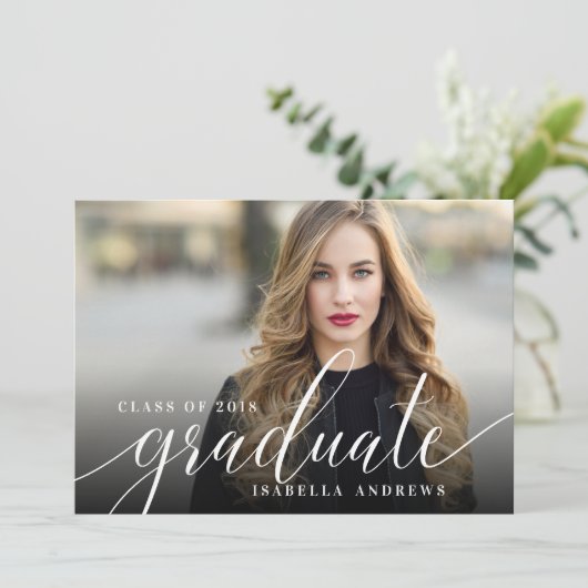 Chic Girly Hand Letted Script Foto Abschluss Einladung (Stehend Vorderseite)