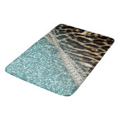 Chic Girly Leopard Print Blue Glitzer Badematte (Schrägansicht)