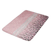 Chic Girly Pink Leopard Glitzer Image Badematte (Schrägansicht)