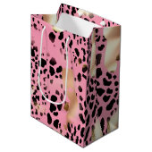 Chic Glam Gold Pink Black Leopard Mittlere Geschenktüte (Vorderseite Schrägansicht)