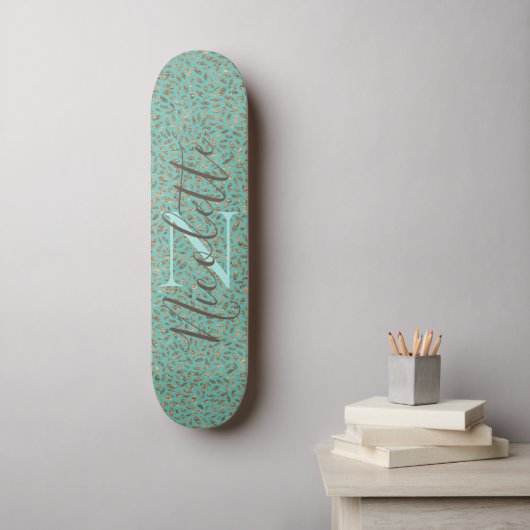 Chic Glittery Feathers Monogram Skateboard (Wandkunst)
