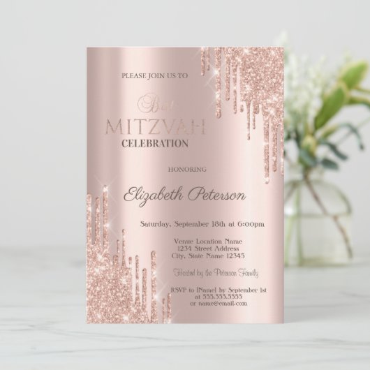 Chic Glitzer Tropfen Rose Gold Bat Mitzvah Einladung (Stehend Vorderseite)