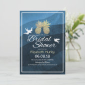 Chic Gold Ananas Couple Blue Wave Brautparty Einladung (Stehend Vorderseite)