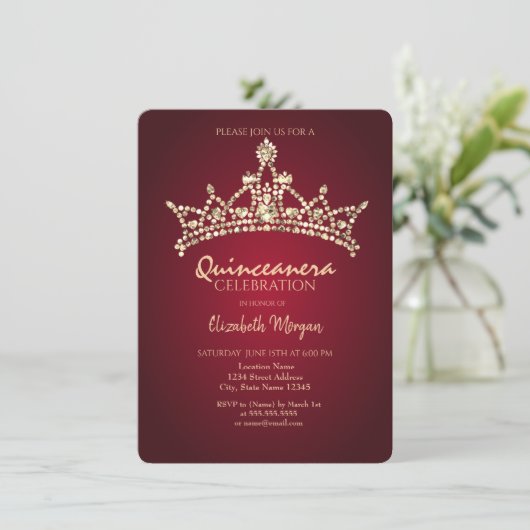 Chic Gold Diamonds Crown Burgundy Quinceañera Einladung (Stehend Vorderseite)
