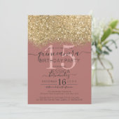 Chic Gold Dusty Rose Glitzer Confetti Quinceañera Einladung (Stehend Vorderseite)