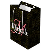 Chic Gold funkelnagelrosa Monogramm Girl einzigart Mittlere Geschenktüte (Rückseite Schrägansicht)