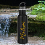 Chic Gold Girls Name Handgeschriebenes Skript Edelstahlflasche<br><div class="desc">Eine schicke,  personalisierte Goldflasche aus Edelstahl für ein Mädchen,  das einfache,  handgeschriebene Geschenke Liebe. Schönes kursives Skript an der Seite Ihrer Flasche,  das Ihren Namen ausdrückt.</div>