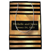 Chic Gold Glitzer gebürstetes Metal Monogram Black Mittlere Geschenktüte (Vorderseite)
