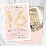 Chic gold Glitzer Rosa Sweet 16 Foto Einladung<br><div class="desc">Ein moderner,  schicker und eleganter Glitzer aus gelbem Gold,  der 16-jährige Geburtstagsfeier mit moderner 16 Typografie mit vergoldetem Glitzern auf bearbeitbarem pastellfarbenem,  rosa Rahmen. Fügen Sie Ihr Foto auf der Rückseite oder verließ einen rosa Hintergrund. Perfekt für die Prinzessin Thema Sweet 16!</div>