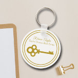 Chic Gold Key Real Anwesen Company Custom Realtor Schlüsselanhänger<br><div class="desc">Dieser schicke Schlüsselanhänger wird mit Ihrem echten Anwesen unter dem Namen "Real Agent" in Goldtypografie gefertigt. Ein schöner altmodischer Goldschlüssel fügt diesem eleganten Hauswärmespielgeschenk eine klassische Touch hinzu.</div>