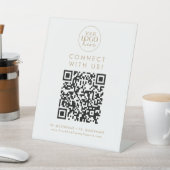 Chic Gold Logokombination mit Social Media Sockelschild (In SItu)