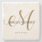 Chic Gold M Monogram Script Name Wedding Date Steinuntersetzer (Vorderseite)