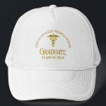 Chic Gold Medical School Graduate Custom Truckerkappe<br><div class="desc">Dieser schicke,  vergoldete Abschluss für Krankenpflege oder Medizinstudium mit moderner Typografie für eine Klasse von 2025 Absolventen. Passen Sie mit Ihrem geschlossen Jahr unter dem Caduceus Symbol für große personalisierte Krankenschwester oder Ärzte Geschenke an.</div>