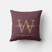Chic Gold Monogram Burgundy Wedding Date Keepake Kissen (Rückseite)