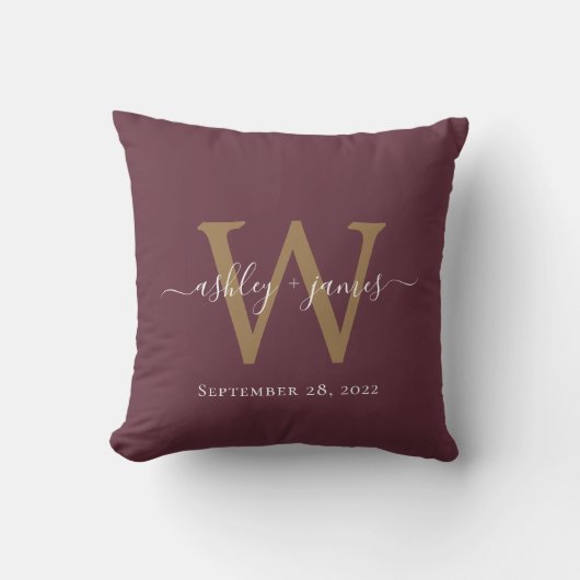 Chic Gold Monogram Burgundy Wedding Date Keepake Kissen (Vorderseite)