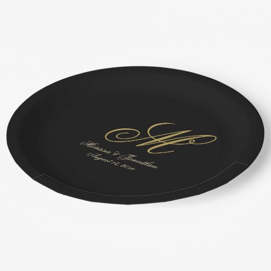 Chic Gold Monogram Script Black Wedding Pappteller (Schrägansicht)